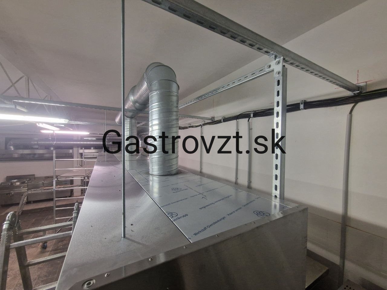 Výdajná kuchyňa Ružinov, Bratislava — montáž vzduchotechniky, záber 21