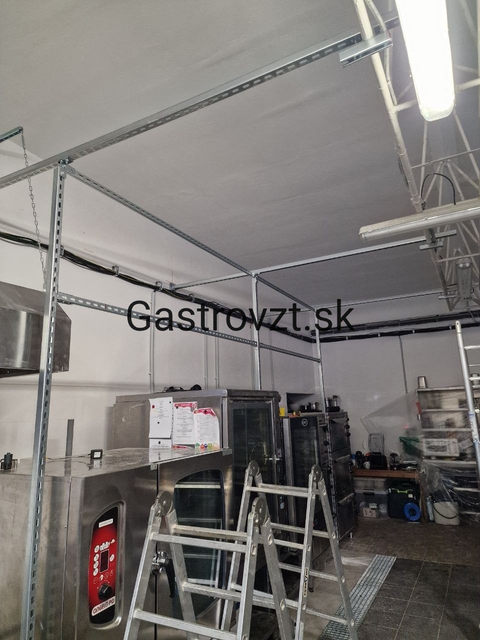 Výdajná kuchyňa Ružinov, Bratislava — montáž vzduchotechniky, záber 22