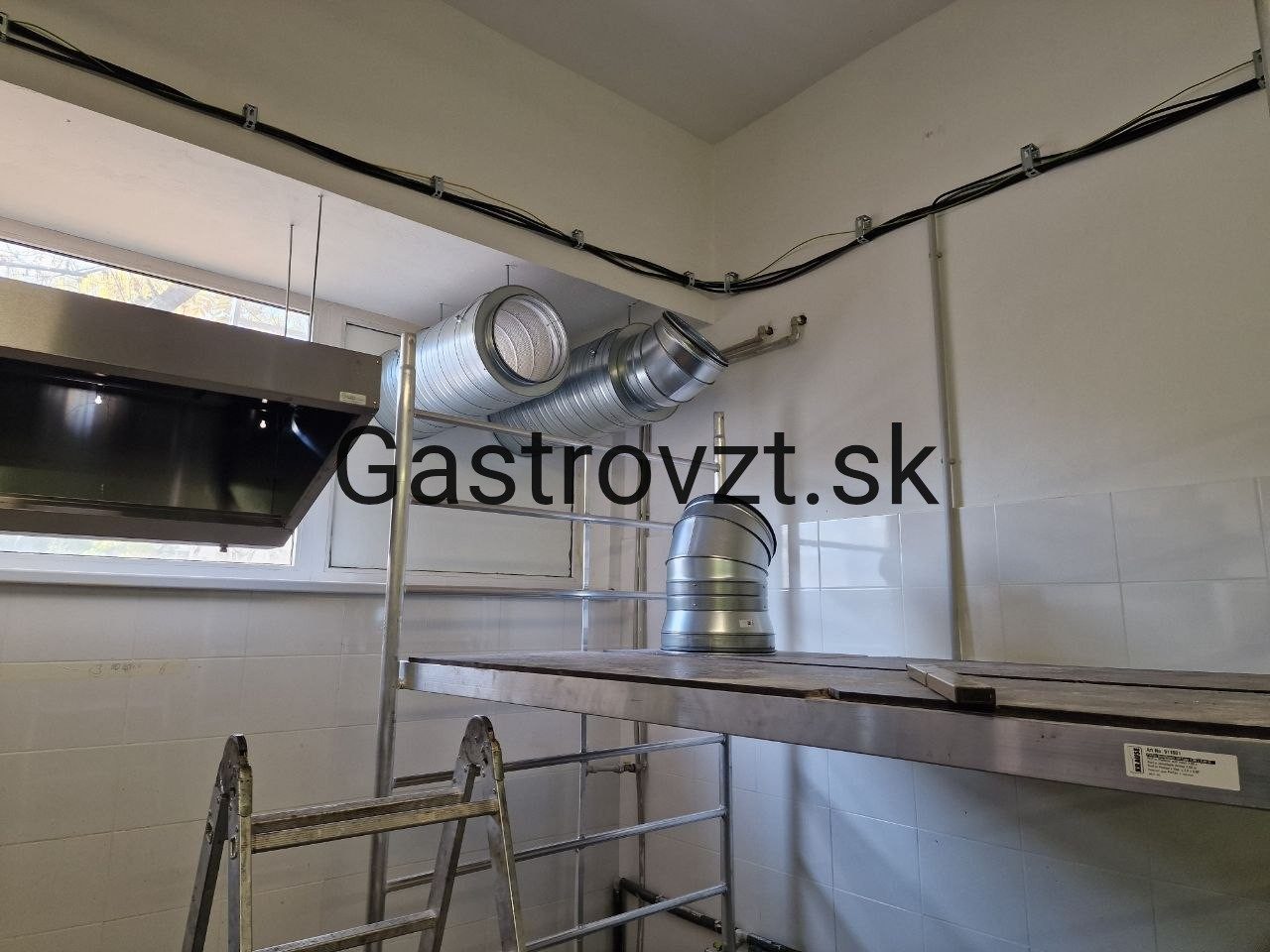 Výdajná kuchyňa Ružinov, Bratislava — montáž vzduchotechniky, záber 23
