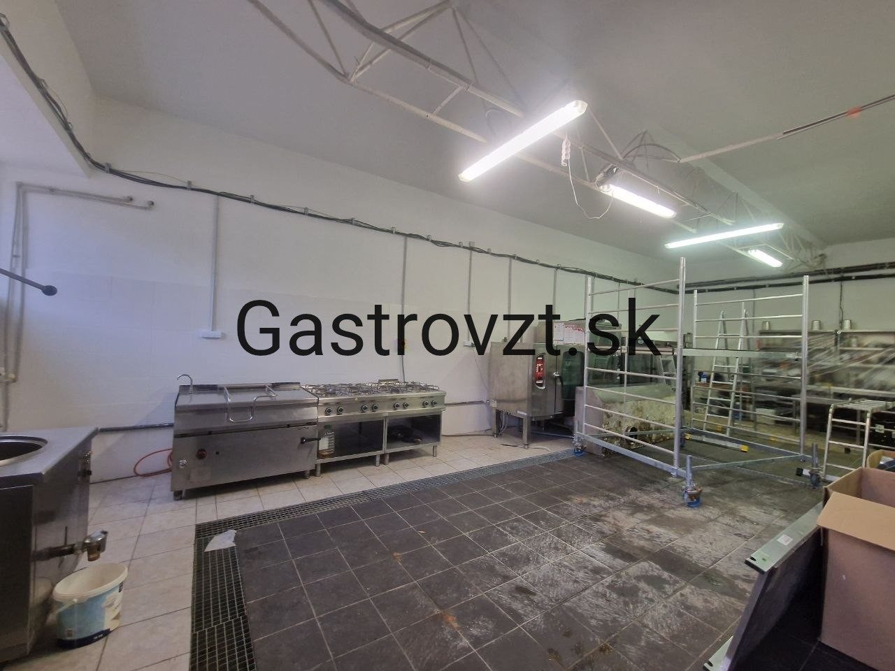 Výdajná kuchyňa Ružinov, Bratislava — montáž vzduchotechniky, záber 25