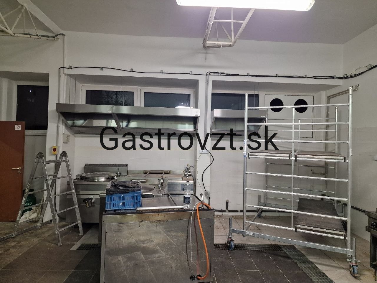 Výdajná kuchyňa Ružinov, Bratislava — montáž vzduchotechniky, záber 26
