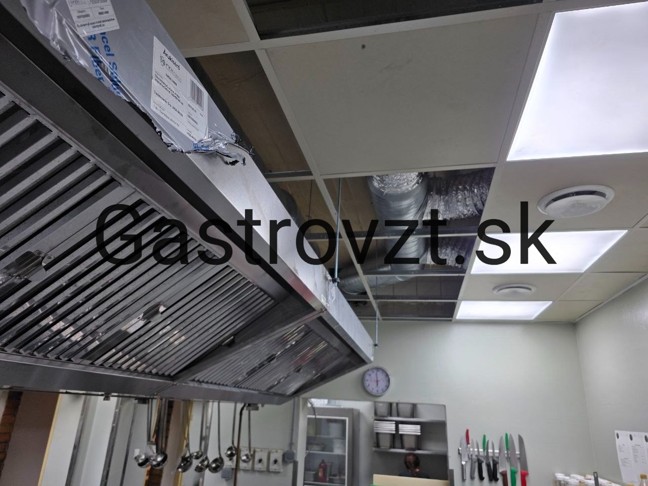 Nerezový digestor s tukovými filtrami nad varnou linkou