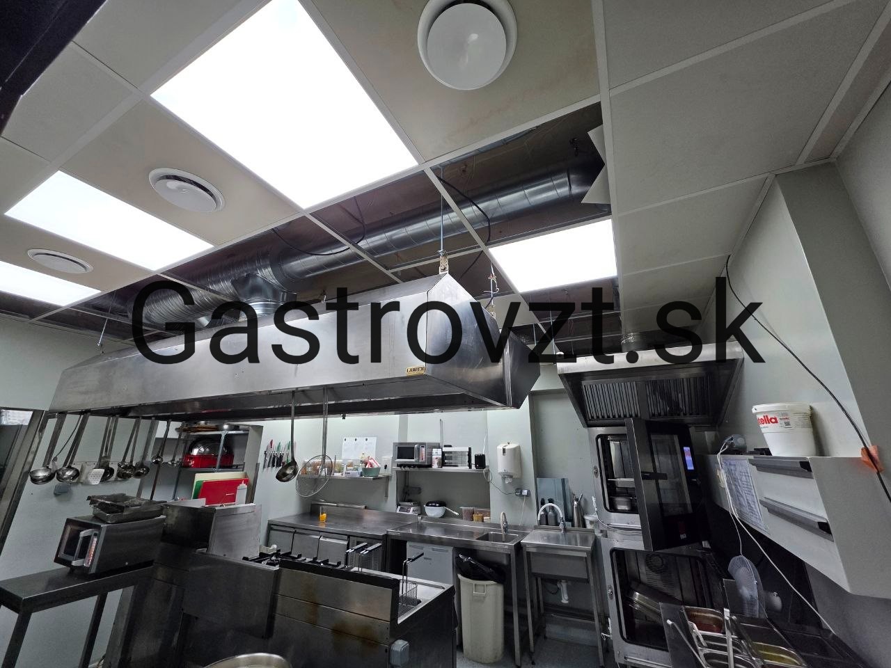 Kuchyňa motorestu po kompletnom prerobení ventilácie