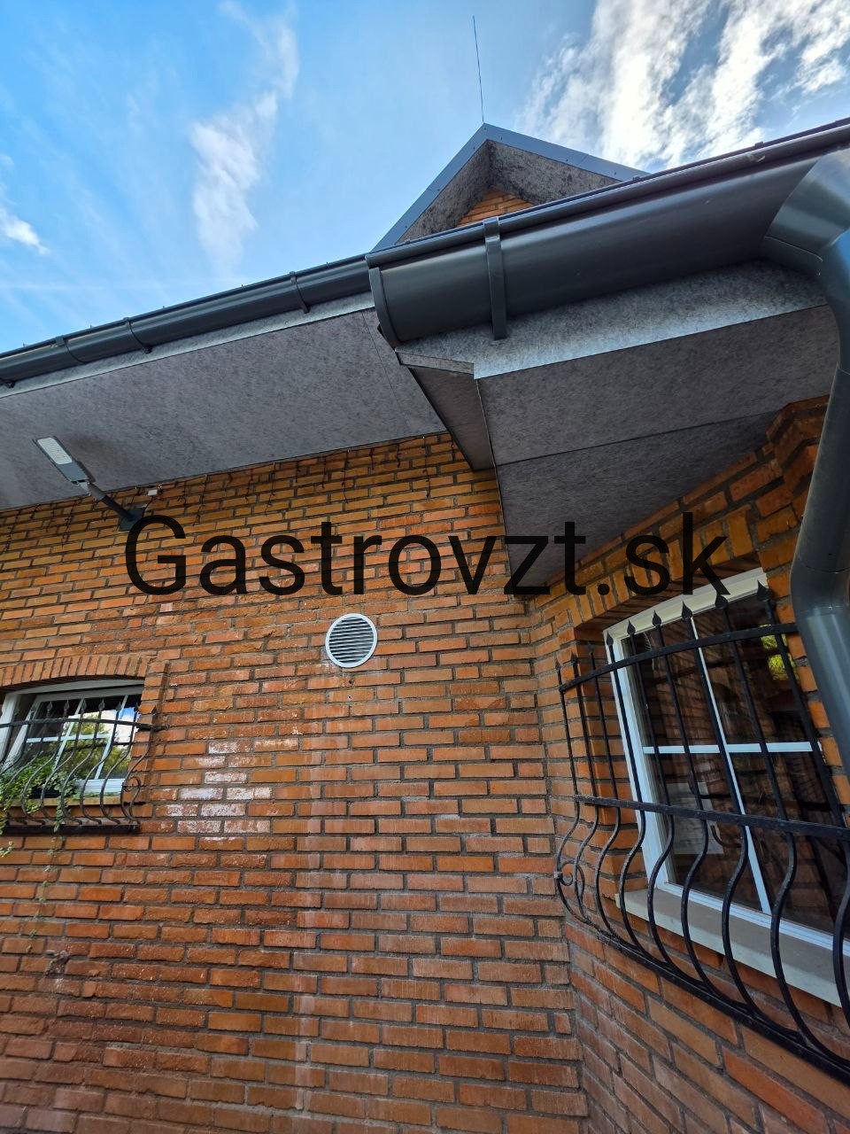 Vývod odsávania na fasáde budovy