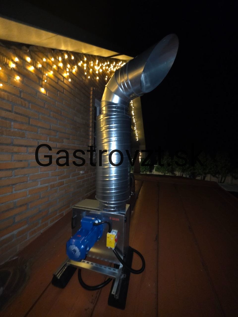 Kuchynský ventilátor na fasáde, mimo priestoru kuchyne